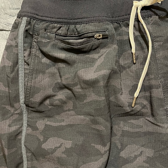 Vuori Men Gray Camo Print Stockton Compression Layered Shorts 6” V346 Large - Picture 8 of 10